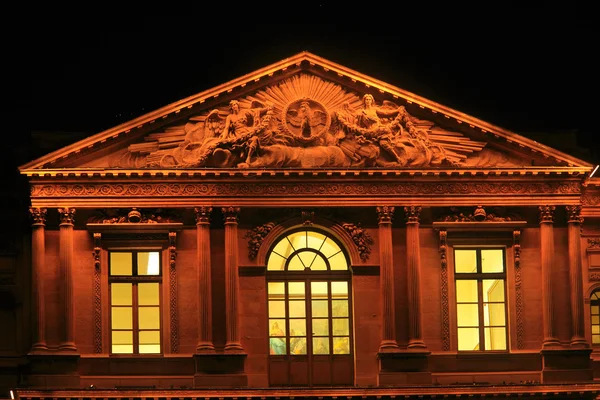 夜观罗浮宫和金字塔，巴黎，法国 — 图库照片