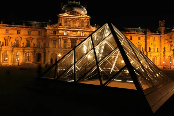 Vista nocturna del Palacio del Louvre y la Pirámide, París, Francia — Foto de Stock