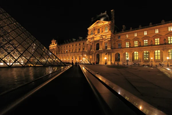 Natt syn på slottet Louvren och pyramiden, paris, Frankrike — Stockfoto