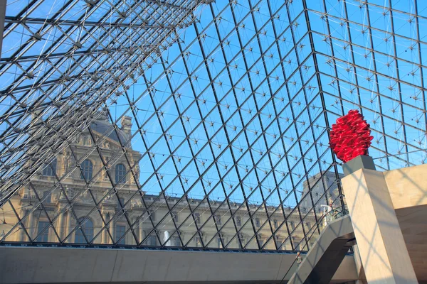 Bekijken via de pyramide van het Louvremuseum — Stockfoto
