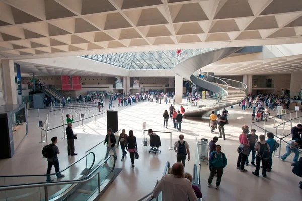 Wnętrze i odwiedzających muzeum louvre, Paryż, Francja — Zdjęcie stockowe