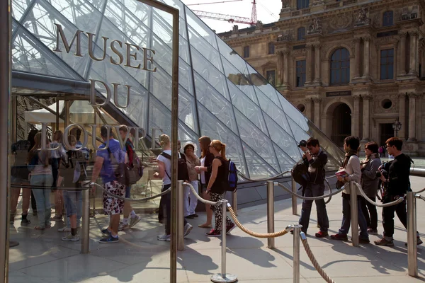 Interiér a návštěvníky muzea louvre, Paříž, Francie — Stock fotografie