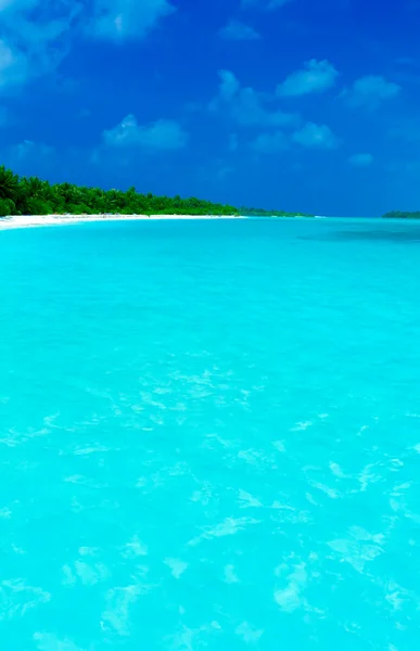 Sandstrand und Meereswelle, ari-Atoll. Malediven — Stockfoto