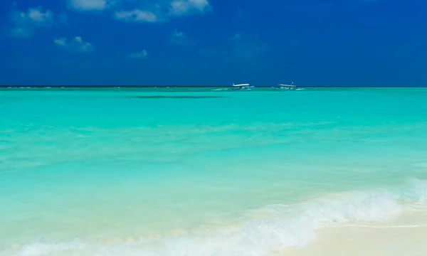 Praia de areia e navios oceânicos, Ari-Atoll. Maldivas — Fotografia de Stock