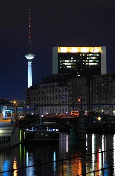 Вид з Бранденбурзькі ворота на Fernsehturm (телевежа) — стокове фото