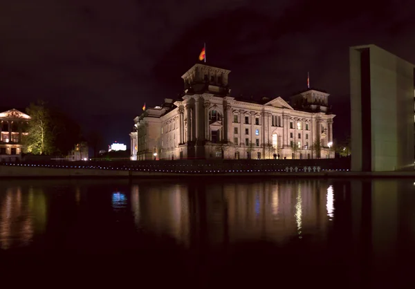 Spree en het Reichstag-gebouw ( — Stockfoto