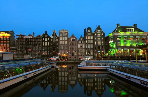 Kanalhäuser auf singel, amsterdam, niederland — Stockfoto