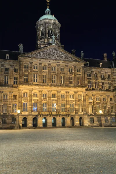 Королевский дворец (1648) на площади Дам, Амстердам — стоковое фото