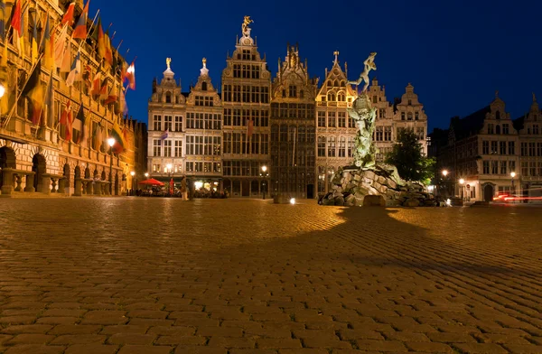Brabo Fountain and guild houses en Grote Markt, Amberes, Bélgica — Foto de Stock