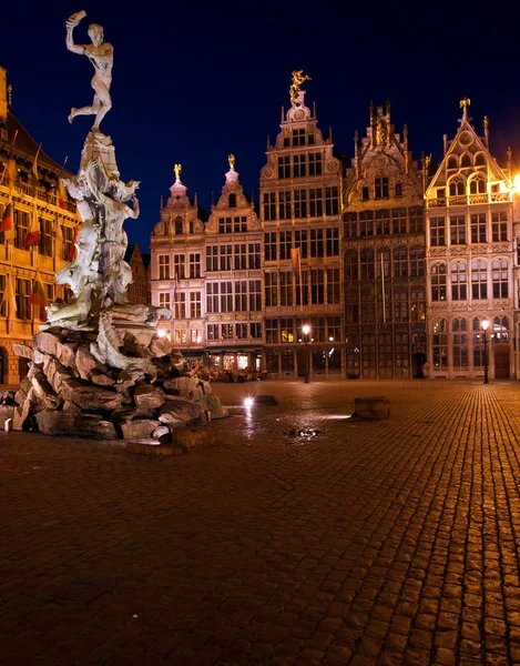Brabo Fountain and guild houses at Grote Markt, Antwerp, Belgium — Stock Photo, Image