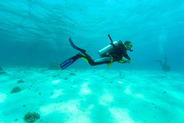 Buceador en aguas poco profundas — Foto de Stock