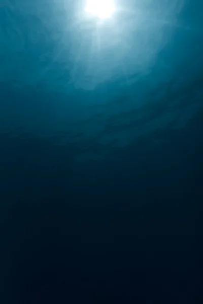 Unterwasser-Sonnenlicht strahlt und leuchtet — Stockfoto