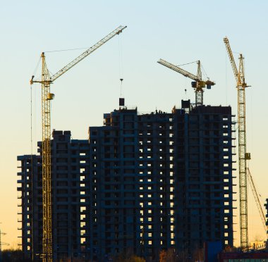 Vinç ve günbatımı, Moskova, bina inşaat alanı