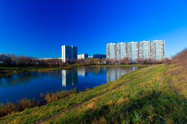 Sonbahar, chertanovo yuzhn gölette aynalı apartmanlar