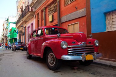 sokak eski şehir, havana, Küba'nın eski model kırmızı araba