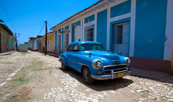 Vintage auto in de oude stad, trinidad, cuba — Stockfoto