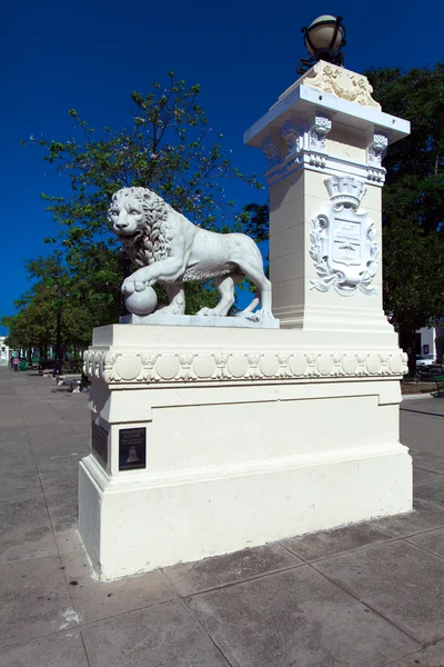 Lion sculpture near statue Jose Marti (build 1906), Cienfuegos, — Stock Photo, Image