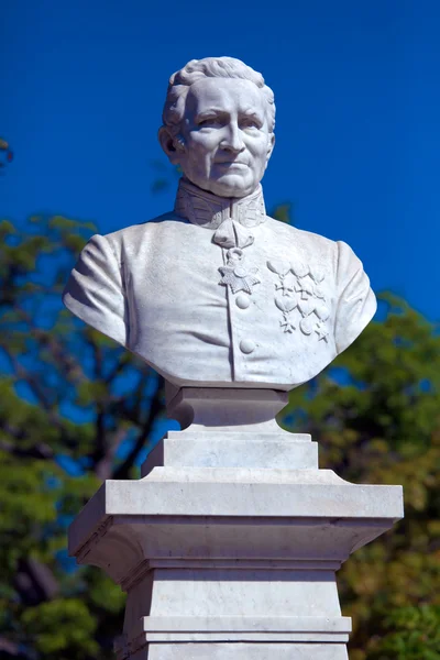 Standbeeld van Cubaanse gouverneur, stichter van de stad, cienfuegos, cuba — Stockfoto