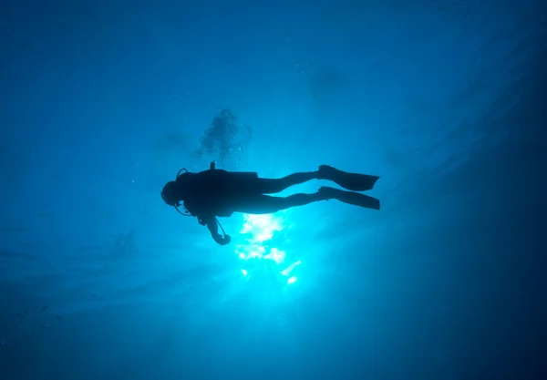 Silhouette di subacqueo con disco solare dietro — Foto Stock