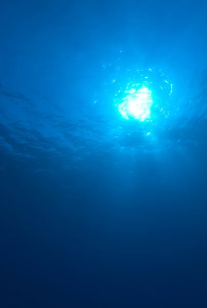 Rayos de luz solar bajo el agua y brillo — Foto de Stock