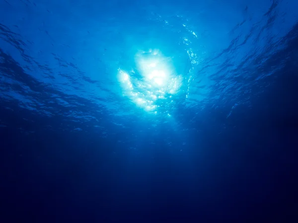 Unterwasser-Sonnenlicht strahlt und leuchtet — Stockfoto