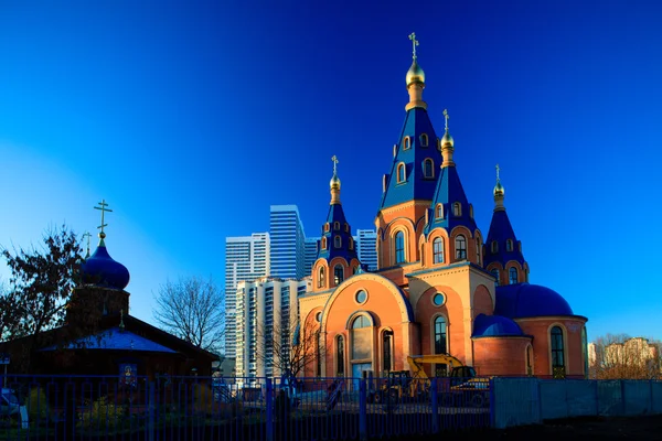 现代的东正教教堂和公寓楼，chertanovo 切断 — 图库照片