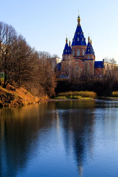 Iglesia ortodoxa moderna en otoño, Chertanovo Severnoe, Moscú — Foto de Stock