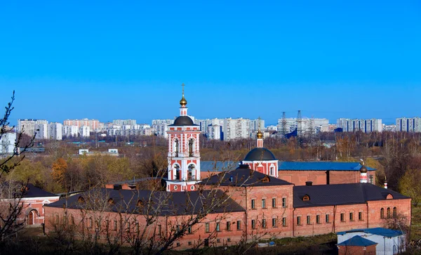 鸟瞰的教会和现代区，chertanovo yuzhnoe，m — 图库照片
