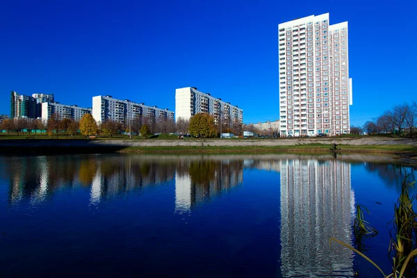 Apartment buildings mirrored in pond at autumn, Chertanovo Centr — Stock Photo, Image
