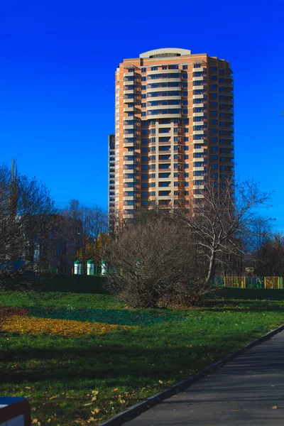 Edificio de apartamentos en otoño, Chertanovo Centralnoe, Moscú —  Fotos de Stock