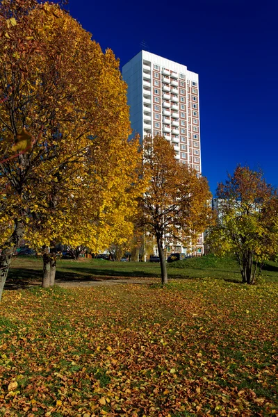 Edificio de apartamentos en otoño, Chertanovo Centralnoe, Moscú —  Fotos de Stock