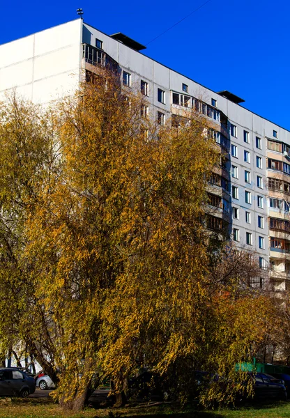 Apartment building at autumn, Chertanovo Centralnoe, Moscow — Stock Photo, Image