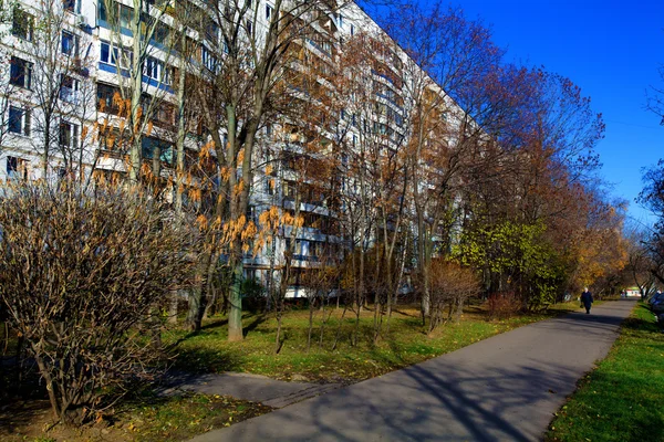 Apartamento edifício no outono, Chertanovo Centralnoe, Moscou — Fotografia de Stock