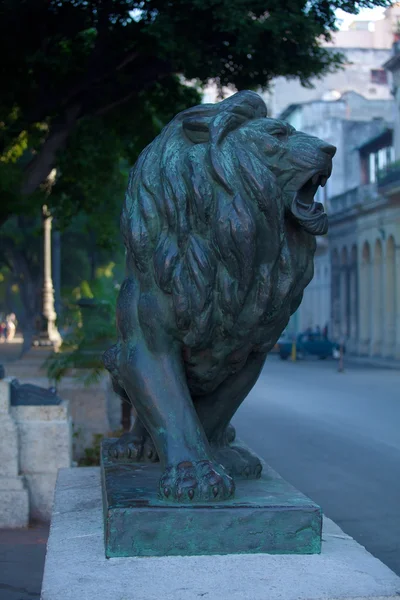 Rzeźby Lwa na alei paseo del prado, Hawana — Zdjęcie stockowe