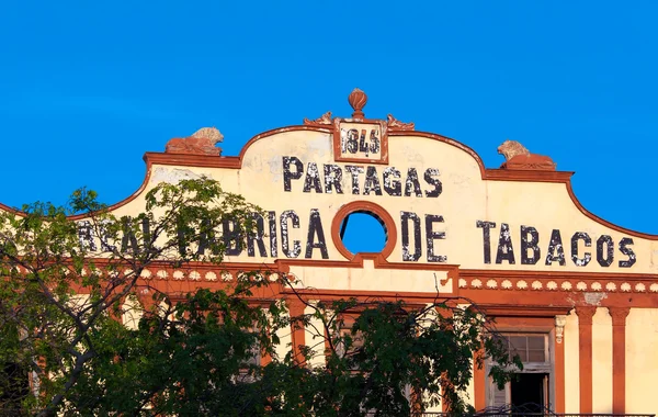 Здание фабрики сигар Partagas, Гавана — стоковое фото