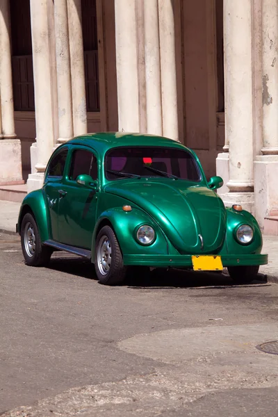 Carro verde vintage na rua da cidade velha, Havana, Cuba — Fotografia de Stock