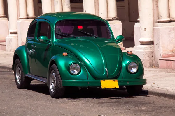 旧城，哈瓦那，古巴的街道上绿色老爷车 — 图库照片
