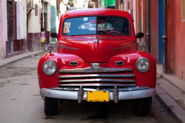 Vintage piros autó az utcán, a régi város, Havanna, Kuba — Stock Fotó