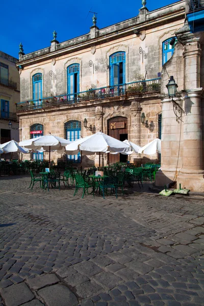 Café de rua perto da catedral de Havana, Cuba — Fotografia de Stock