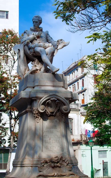Статуя Мигеля де Сервантеса Сааведра (XIX в.), Гавана, Куба — стоковое фото