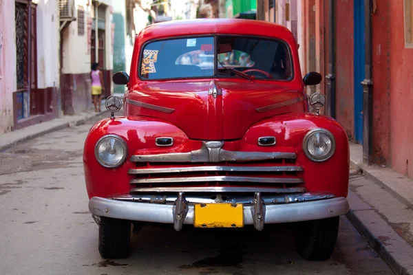 Vintage rode auto op de straat van de oude stad, havana, cuba Stockfoto