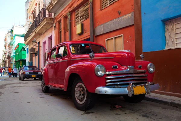 Урожай червоний автомобіль на вулиці з Старого міста, Гавана, Куба Стокове Зображення