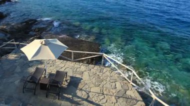 şezlong ve şemsiye temiz su, crete yakınındaki