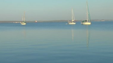 yakın deniz sunrise, cienfuegos, cuba sonra üç yat