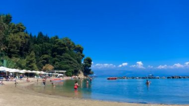 hızlandırılmış: turist plajda tipik corfu, Yunanistan