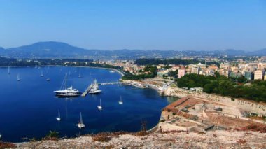 zaman atlamalı: yacht marine eski kale, Korfu, corfu, Yunanistan üzerinden havadan görünümü.