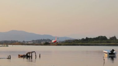 kalkış airberlin uçağın Korfu havaalanında sırasında günbatımı, Yunanistan