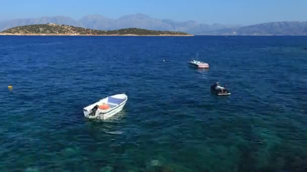 Лодки и небольшие острова, Агиос Николаос, Крит — стоковое видео