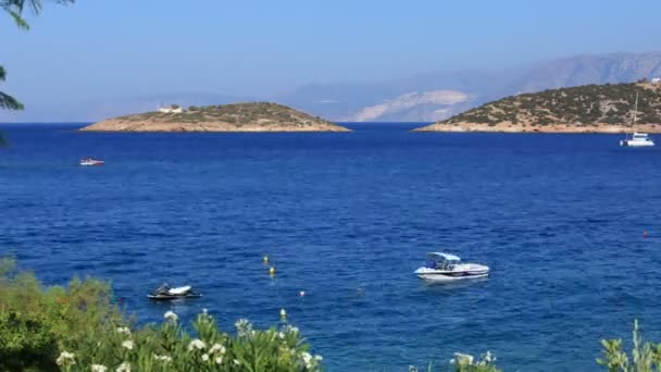 Barcos e pequenas ilhas, Ágios Nikolaos, Creta — Vídeo de Stock