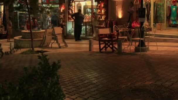 Turistler kalabalık ana alışveriş caddesi, agios nikolaos, Girit — Stok video